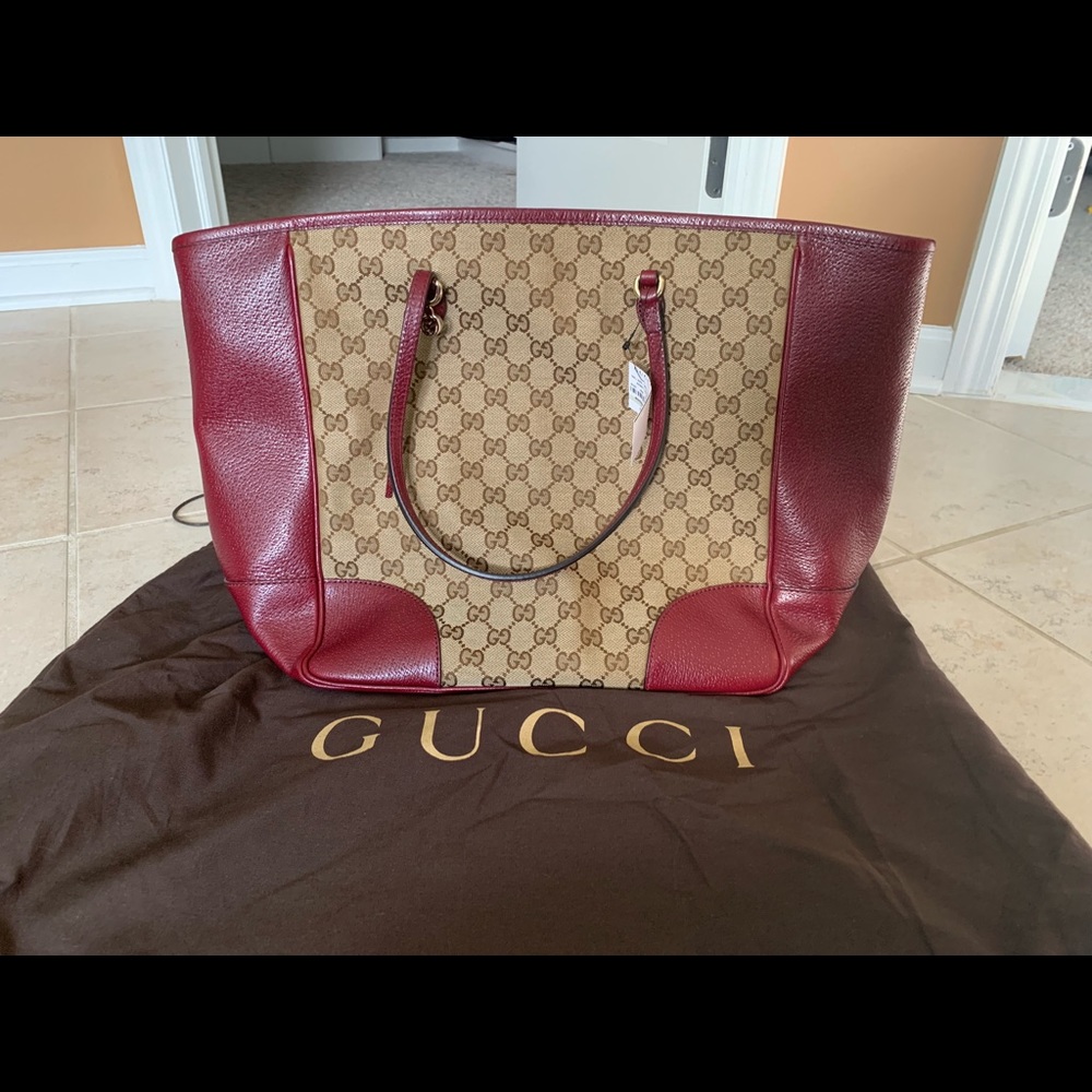 Gucci tote for everyday use.Dimensions are 18w,11H